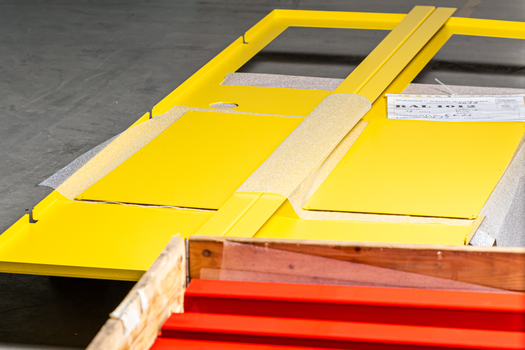 liegende pulverbeschichtete Bauteile